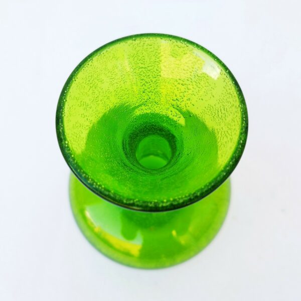 Vase en verre de baccarat , collection musée du Louvre, de couleur vert anis avec des micro bulles dans le verre. Traces et rayures d'usage Bon état. Hauteur : 14,5 cm