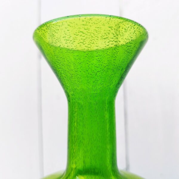 Vase en verre de baccarat , collection musée du Louvre, de couleur vert anis avec des micro bulles dans le verre. Traces et rayures d'usage Bon état. Hauteur : 14,5 cm