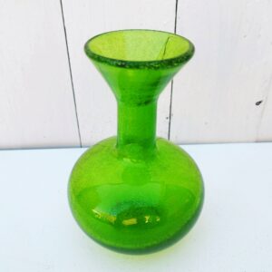 Vase en verre de baccarat , collection musée du Louvre, de couleur vert anis avec des micro bulles dans le verre. Traces et rayures d'usage Bon état. Hauteur : 14,5 cm