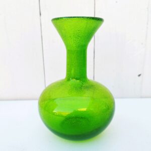 Vase en verre de baccarat , collection musée du Louvre, de couleur vert anis avec des micro bulles dans le verre. Traces et rayures d'usage Bon état. Hauteur : 14,5 cm