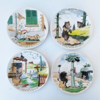 Quatre assiettes à dessert en faïence de Sarreguemines. Dessins de Benjamin Rabier. Propos humoristique. ( Joyeux propos, au désert, une indigestion et aménites) Rayures et traces d'usage. Rayures plus prononcées sur l'assiette " Au désert". Bon état général Diamètre : 18,5 cm