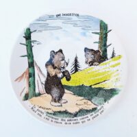 Quatre assiettes à dessert en faïence de Sarreguemines. Dessins de Benjamin Rabier. Propos humoristique. ( Joyeux propos, au désert, une indigestion et aménites) Rayures et traces d'usage. Rayures plus prononcées sur l'assiette " Au désert". Bon état général Diamètre : 18,5 cm