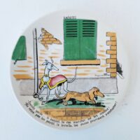Quatre assiettes à dessert en faïence de Sarreguemines. Dessins de Benjamin Rabier. Propos humoristique. ( Joyeux propos, au désert, une indigestion et aménites) Rayures et traces d'usage. Rayures plus prononcées sur l'assiette " Au désert". Bon état général Diamètre : 18,5 cm