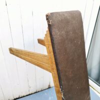 Banc de fabrication artisanale. Pieds compas et assise recouverte de skaï .Idéal dans une décoration campagne. Très stable et solide. Des chocs, traces d'usage,frottement, manque de vernie et quelques sauts de bois sur la structure n'altérant pas la solidité et stabilité du banc. Des rayures , petits accrocs et usure du skaï. Traces d'usage. Bon état général. Hauteur : 43 cm Longueur : 115 cm Largeur : 26 cm