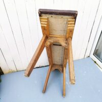 Banc de fabrication artisanale. Pieds compas et assise recouverte de skaï .Idéal dans une décoration campagne. Très stable et solide. Des chocs, traces d'usage,frottement, manque de vernie et quelques sauts de bois sur la structure n'altérant pas la solidité et stabilité du banc. Des rayures , petits accrocs et usure du skaï. Traces d'usage. Bon état général. Hauteur : 43 cm Longueur : 115 cm Largeur : 26 cm