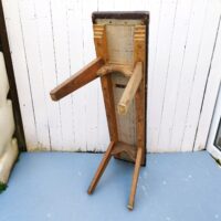 Banc de fabrication artisanale. Pieds compas et assise recouverte de skaï .Idéal dans une décoration campagne. Très stable et solide. Des chocs, traces d'usage,frottement, manque de vernie et quelques sauts de bois sur la structure n'altérant pas la solidité et stabilité du banc. Des rayures , petits accrocs et usure du skaï. Traces d'usage. Bon état général. Hauteur : 43 cm Longueur : 115 cm Largeur : 26 cm