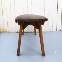 Banc de fabrication artisanale. Pieds compas et assise recouverte de skaï .Idéal dans une décoration campagne. Très stable et solide. Des chocs, traces d'usage,frottement, manque de vernie et quelques sauts de bois sur la structure n'altérant pas la solidité et stabilité du banc. Des rayures , petits accrocs et usure du skaï. Traces d'usage. Bon état général. Hauteur : 43 cm Longueur : 115 cm Largeur : 26 cm