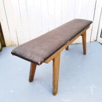 Banc de fabrication artisanale. Pieds compas et assise recouverte de skaï .Idéal dans une décoration campagne. Très stable et solide. Des chocs, traces d'usage,frottement, manque de vernie et quelques sauts de bois sur la structure n'altérant pas la solidité et stabilité du banc. Des rayures , petits accrocs et usure du skaï. Traces d'usage. Bon état général. Hauteur : 43 cm Longueur : 115 cm Largeur : 26 cm