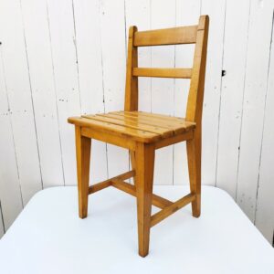  Chaise pour enfant en hêtre verni  de style reconstruction . Très belle facture Traces et rayures d'usage, quelques frottements et petits accrocs . Bon état général. Hauteur totale : 65 cm Hauteur assise : 35,5 cm Largeur : 35,5 cm Profondeur : 30 cm