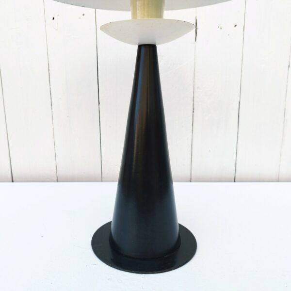 Lampe en métal laqué noir et blanc en forme de champignon, de la marque Aluminor et datant des années 80. Des petits sauts de peintures sur le contour sans garvité. Très bon état. Hauteur : ~41cm Diamètre réflecteur : 29 cm