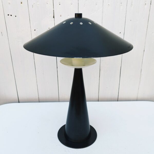 Lampe en métal laqué noir et blanc en forme de champignon, de la marque Aluminor et datant des années 80. Des petits sauts de peintures sur le contour sans garvité. Très bon état. Hauteur : ~41cm Diamètre réflecteur : 29 cm
