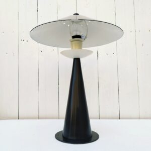 Lampe en métal laqué noir et blanc en forme de champignon, de la marque Aluminor et datant des années 80. Des petits sauts de peintures sur le contour sans garvité. Très bon état. Hauteur : ~41cm Diamètre réflecteur : 29 cm