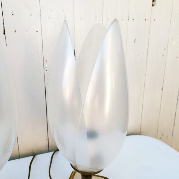 Paire de lampe tulipes de la maison Rougier représentant une tulipe. Pied en métal doré. Petites usures de la dorure , et traces de rayure sur les globes. Bon état général Hauteur : 40 cm