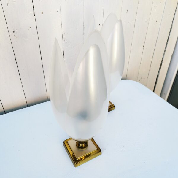 Paire de lampe tulipes de la maison Rougier représentant une tulipe. Pied en métal doré. Petites usures de la dorure , et traces de rayure sur les globes. Bon état général Hauteur : 40 cm