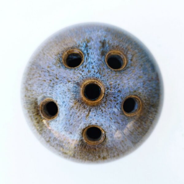 Pique fleurs en céramique créé par Eduardo Constantino, dans les tons bleus-violet Signature en creux sous la base. Excellent état. Hauteur : 12 cm