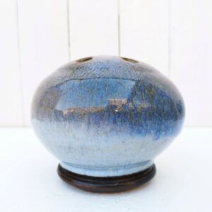 Pique fleurs en céramique créé par Eduardo Constantino, dans les tons bleus-violet Signature en creux sous la base. Excellent état. Hauteur : 12 cm