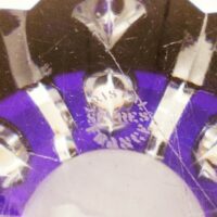 Petite coupe ou vide poche en cristal taillé de Sèvres, de couleur bleu roi. Cachet de la manufacture sur le dessous. Excellent état. Hauteur : 8 cm Diamètre : 11,5 cm