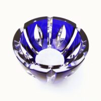 Petite coupe ou vide poche en cristal taillé de Sèvres, de couleur bleu roi. Cachet de la manufacture sur le dessous. Excellent état. Hauteur : 8 cm Diamètre : 11,5 cm