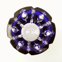 Petite coupe ou vide poche en cristal taillé de Sèvres, de couleur bleu roi. Cachet de la manufacture sur le dessous. Excellent état. Hauteur : 8 cm Diamètre : 11,5 cm