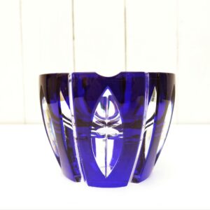 Petite coupe ou vide poche en cristal taillé de Sèvres, de couleur bleu roi. Cachet de la manufacture sur le dessous. Excellent état. Hauteur : 8 cm Diamètre : 11,5 cm