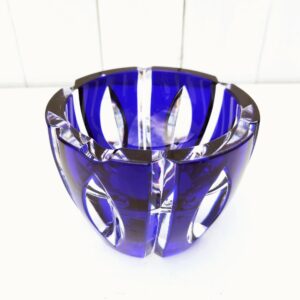 Petite coupe ou vide poche en cristal taillé de Sèvres, de couleur bleu roi. Cachet de la manufacture sur le dessous. Excellent état. Hauteur : 8 cm Diamètre : 11,5 cm