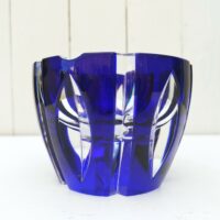 Petite coupe ou vide poche en cristal taillé de Sèvres, de couleur bleu roi. Cachet de la manufacture sur le dessous. Excellent état. Hauteur : 8 cm Diamètre : 11,5 cm