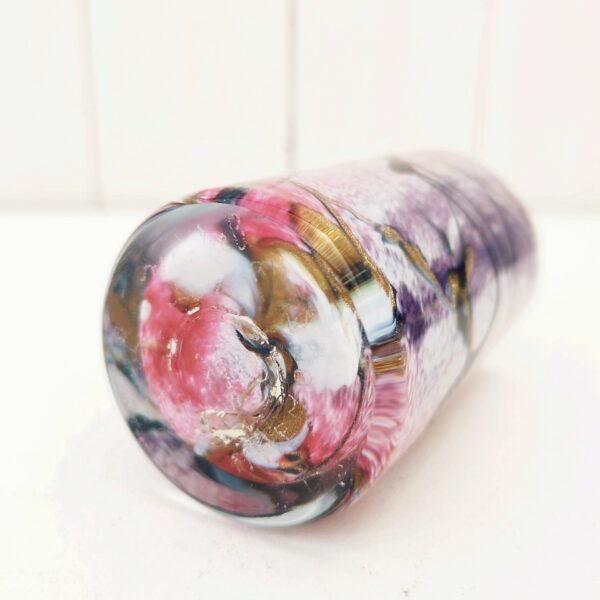 Petit vase  rouleau en verre soufflé par Michele Luzoro à Biot. Décor abstrait avec paillettes. Excellent état. Hauteur : 9 cm Diamètre : 5 cm
