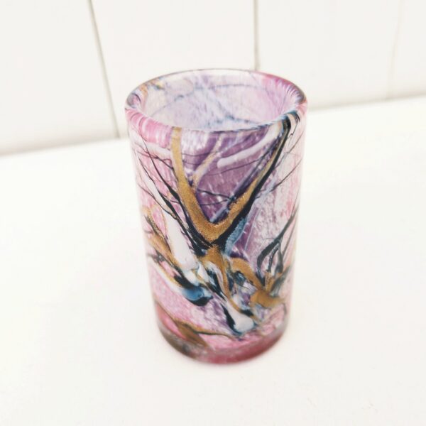 Petit vase  rouleau en verre soufflé par Michele Luzoro à Biot. Décor abstrait avec paillettes. Excellent état. Hauteur : 9 cm Diamètre : 5 cm