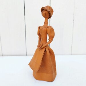 Statuette en terre cuite représentant une femme avec un tablier et un bonnet sur la tête. Statuette non émaillée . Signature en creux à l'intérieur. Il doit s'agir d'un exemplaire avant émaillage. Micros égrenure sur le contour de la robe. Très bon état. Hauteur : 17,5 cm