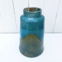 Vase en grès vernissé et émaillé. Des teintes de bleues  Signé Pierre Pigaglio. Excellent état. Hauteur : 24 cm Diamètre : 7,5 cm