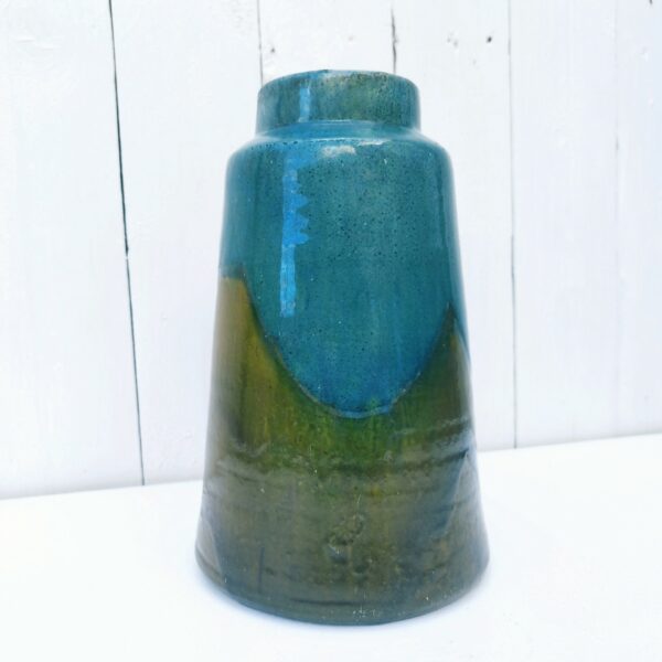 Vase en grès vernissé et émaillé. Des teintes de bleues  Signé Pierre Pigaglio. Excellent état. Hauteur : 24 cm Diamètre : 7,5 cm
