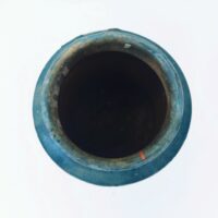 Vase en grès vernissé et émaillé. Des teintes de bleues  Signé Pierre Pigaglio. Excellent état. Hauteur : 24 cm Diamètre : 7,5 cm