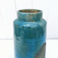 Vase en grès vernissé et émaillé. Des teintes de bleues  Signé Pierre Pigaglio. Excellent état. Hauteur : 24 cm Diamètre : 7,5 cm