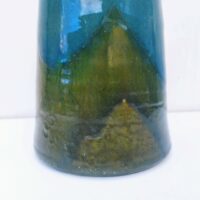 Vase en grès vernissé et émaillé. Des teintes de bleues  Signé Pierre Pigaglio. Excellent état. Hauteur : 24 cm Diamètre : 7,5 cm