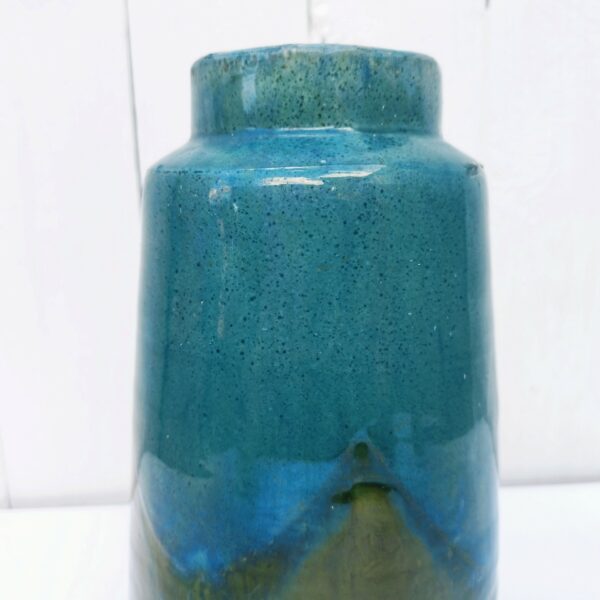 Vase en grès vernissé et émaillé. Des teintes de bleues  Signé Pierre Pigaglio. Excellent état. Hauteur : 24 cm Diamètre : 7,5 cm