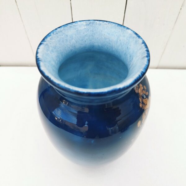 Vase en verre soufflé épais, signé sur le coté à la pointe. De couleur bleu a décor de gouttelettes dorées. Très bon état. Hauteur : 22 cm Diamètre : 10 cm