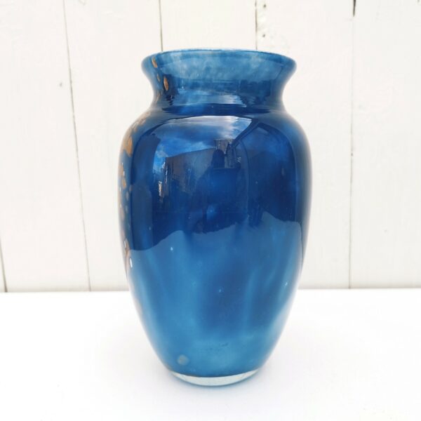 Vase en verre soufflé épais, signé sur le coté à la pointe. De couleur bleu a décor de gouttelettes dorées. Très bon état. Hauteur : 22 cm Diamètre : 10 cm