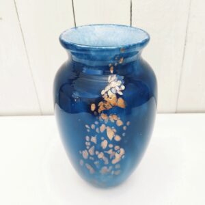 Vase en verre soufflé épais, signé sur le coté à la pointe. De couleur bleu a décor de gouttelettes dorées. Très bon état. Hauteur : 22 cm Diamètre : 10 cm