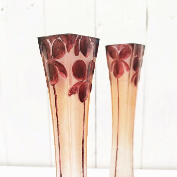Paire de vases soliflore à décor de fleurs dégagées à l'acide par Thédore  Legras, époque Art Nouveau. Un manque sur le coté d'un col. Signé sur le décor.  Bon état général  Hauteur :  24,5 cm