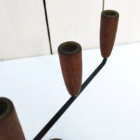 Bougeoirs scandinave, structure en métal noir, socle et bobêche en bois comporte cinq support de bougie Petites rayures et tache d'usage. Bon état général. Hauteur 5 feux : 11, 5 cm Longueur : 30 cm