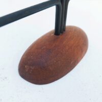 Bougeoirs scandinave, structure en métal noir, socle et bobêche en bois comporte cinq support de bougie Petites rayures et tache d'usage. Bon état général. Hauteur 5 feux : 11, 5 cm Longueur : 30 cm