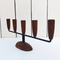 Bougeoirs scandinave, structure en métal noir, socle et bobêche en bois comporte cinq support de bougie Petites rayures et tache d'usage. Bon état général. Hauteur 5 feux : 11, 5 cm Longueur : 30 cm