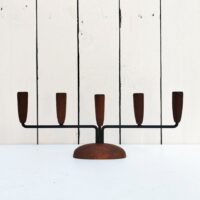 Bougeoirs scandinave, structure en métal noir, socle et bobêche en bois comporte cinq support de bougie Petites rayures et tache d'usage. Bon état général. Hauteur 5 feux : 11, 5 cm Longueur : 30 cm