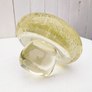 Champignon décoratif pouvant servir de presse papier au vu de son poids, en verre épais bullé , signé Schneider. Excellent état Hauteur : ~14 cm Diamètre : 18 cm