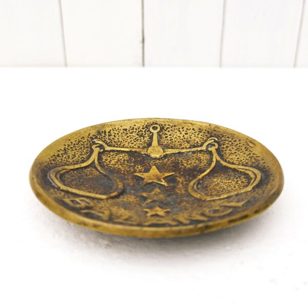 Coupelle tripode en bronze par Max le Verrier, signe astrologique de la Balance en son milieu. Belle patine. Bon état général. Hauteur : 1,7 cm Diamètre : 11 cm