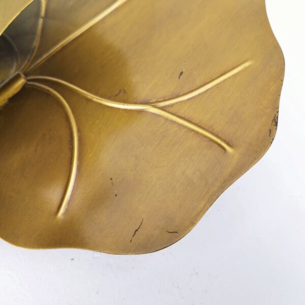 Applique en laiton doré à la forme d'une feuille de nénuphar. Double feuilles Quelques petites piqûres sur les feuilles et pétales, accroche à l'arrière. Bon état général. Dimension de la feuille  : 23 x 20 cm