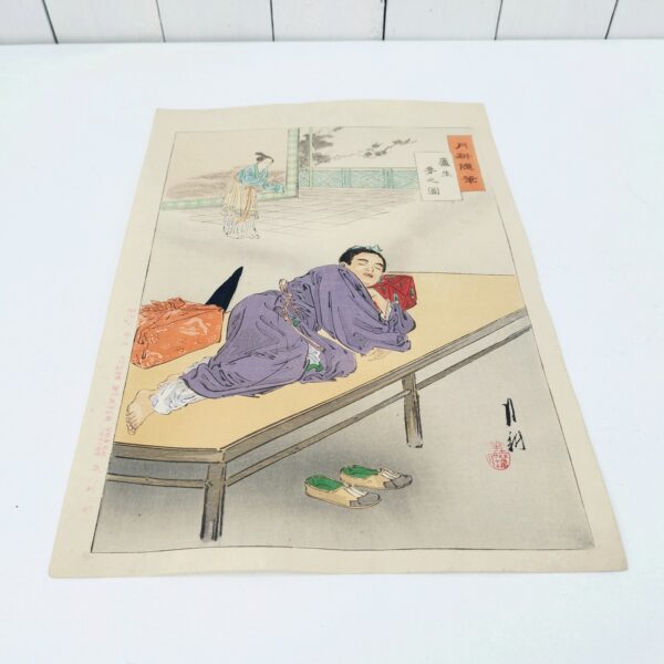 Estampe représentant Un jeune homme dormant sur l'engawa de sa maison rêve d'un jeune bijin. intitulée " Un jeune homme dormant et rêve d'un jeune bijin" par Ogata Gekko. Estampe signée avec idiogramme sur le bas à droite. Très bon état. Dimensions : 37 x 25 cm