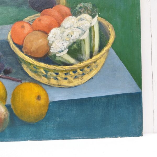 Nature morte représentant une corbeille à fruits et légumes sur une table. Peint par le peintre anglais Henry Rollason. Signé sur l'arrière. Des petites griffures et des petits manques sans gravité. Carton voilé. Bon état général. 50,5 x 41 cm