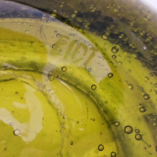 Mortier et pilon en verre soufflé de la verrerie de Biot. Les bulles dans le verre sont typiques de cette manufacture. De couleur vert olive. Signé Biot sur le fond. Très bon état. Hauteur : 7,5 cm Diamètre : 15 cm