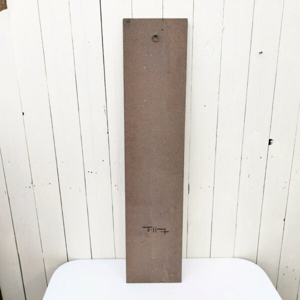 Grande plaque pierre de lave à décor abstrait émaillé créé par Jean Jaffeux dans les années 50-60, dans des tons automnaux. Un petit éclat sur le coin haut gauche. Signée à l'arrière. Très bon état. Dimensions : 90 x 20 x 1,5 cm